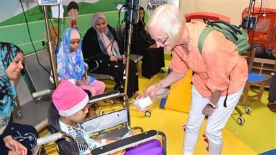 ألمانية تهدي أطفال مرضى الأورام فى الأقصر مشغولات يدوية