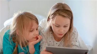 حقيقة تأثير وقت الشاشة على نمو الأطفال