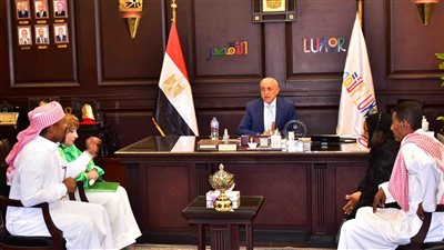 محافظ الأقصر يلتقي عددًا من أهالي النوبة لفحص شكواهم