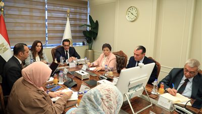 نائب مجلس الوزراء يعقد اجتماعًا مع وزيرة التنمية المحلية والمحافظين