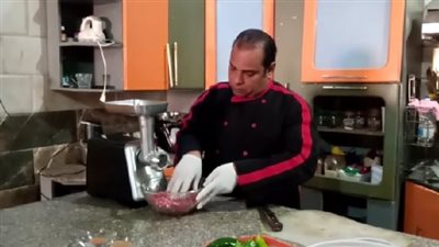 رغم إعاقته.. أدهم بسطاوي يبدع في فن الطبخ بالأقصر (صور)