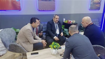 توافد كبار الشخصيات وممثلي الشركات العالمية على جناح القابضة للمطارات 