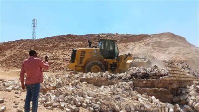 الوحدات المحلية بأسوان تواصل إزالة التعديات يإدفو