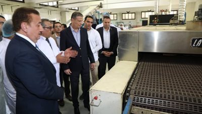 جولة لوزير الزراعة ومحافظ المنوفية داخل مصنع التغذية المدرسية بقويسنا