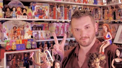 مدمن جمع الدمى الخاصة بالفتيات يكشف سر هذا الهوس