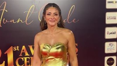 هيدي كرم بإطلالة جريئة على السجادة الحمراء في حفل توزيع جوائز 