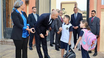 وزير التعليم يتفقد فصول مدرسة النيل الدولية 
