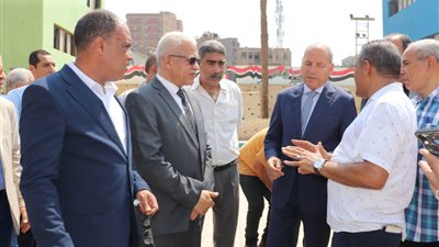 محافظ القاهرة ومدير المديرية يصدران تنبيهات أثناء متابعة المدارس بالسيدة زينب