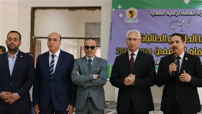 رئيس جامعة المنيا يتفقد إجراءات الكشف الطبي للطلاب الجدد في أولى أيامه لكليتي الطب والصيدلة