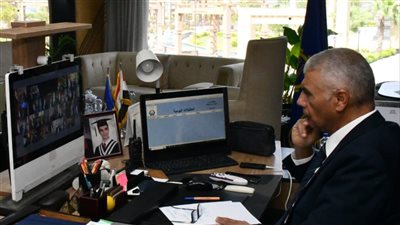 عبر فيديو كونفرانس.. محافظ أسوان يشارك باجتماع وزيري التنمية المحلية والزراعة