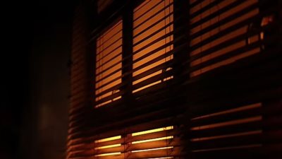 تحليل علمي يكشف علاقة التعرض للضوء خلال النوم بمرض الزهايمر