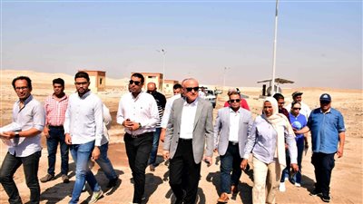 محافظ الأقصر يتابع أعمال تنفيذ مشروع القطار الكهربائي السريع 