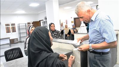 محافظ أسوان يطمئن على الخدمات المقدمة للحالات المرضية بمركز للغسيل الكلوى بالسباعية