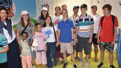 طلاب ألمان يدعمون مرضى السرطان بمستشفى الأورام في الأقصر 