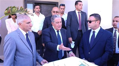 وزير الإسكان يتفقد مشروع واحة أكتوبر على هامش مشاركته في افتتاح 