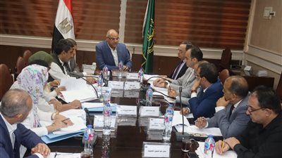 محافظ القليوبية يبحث أزمات المستثمرين ورجال الأعمال بالمحافظة