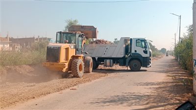 حملات نظافة مكثفة لرفع المخلفات وتمهيد الطرق بغرب الأقصر 