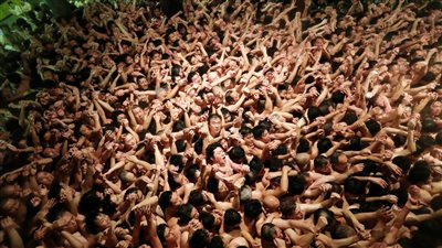 من احتفالات العراة إلى مطاردة الجبن.. أغرب المهرجانات في العالم