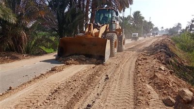 حملات مكثفة لتمهيد وتسوية الطرق بشوارع وقرى المنيا