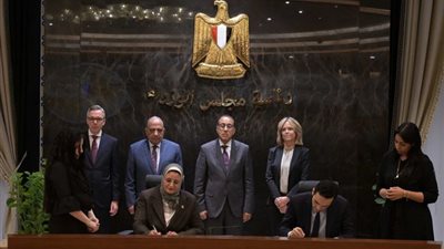 رئيس الوزراء يشهد توقيع اتفاقيات لإنتاج الكهرباء من الطاقات المتجددة