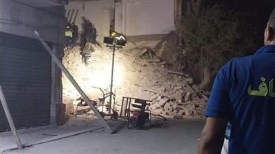 عاجل.. إنقاذ 3 مواطنين من أسفل عقار شبرا المنهار (صورة)