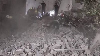 البحث عن 3 أشخاص أسفل عقار شبرا المنهار