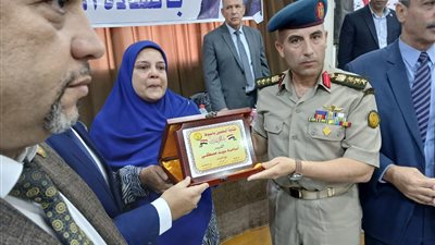 تكريم أسرة المعلم الشهيد أسامة الفولي بعد أن ضحى بحياته لإنقاذ طلابه