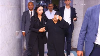 وزيرة التضامن تعزي والدة ضحايا قطار الزقازيق وترافقها لإنهاء تصاريح دفن الضحايا