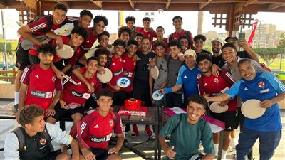 لاعبي الأهلي يحتفلون بعيد ميلاد مهند الشامي