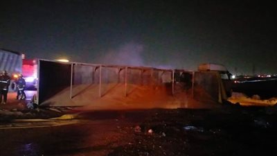 إصابة 3 أشخاص بحروق في حادث اشتعال سيارتين بحلوان