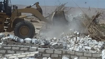 حملة موسعة لإزالة التعديات والمبانى المخالفة غرب الأقصر (صور)