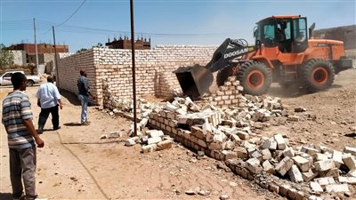 إزالة مبان مخالفة امتنعت عن سداد قيمة التصالح في الأقصر (صور)