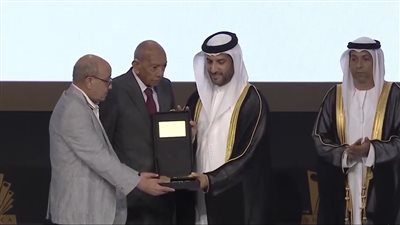 رائد زراعة الكلى.. المنتدى الدولي بالشارقة يكرم الدكتور محمد غنيم