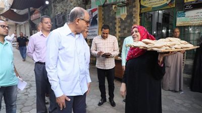 محافظ المنيا يشهد توزيع الخبز مجانًا ضمن مبادرة «بداية جديدة»