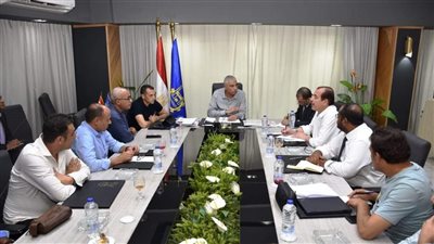 محافظ أسوان يجتمع مع مديرى المستشفيات بالمحافظة 