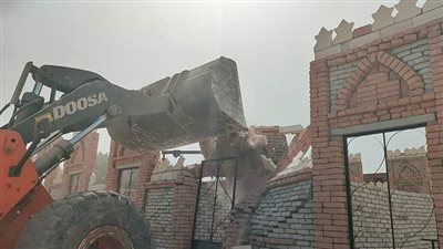 إزالة 230 مقبرة على أراضى أملاك الدولة فى الخانكة بالقليوبية.. صور