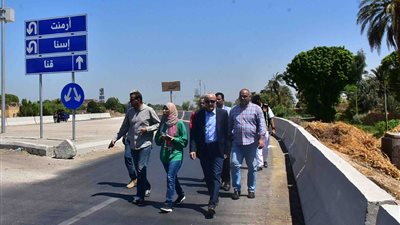 محافظ الأقصر يجرى جولة ميدانية موسعة لمتابعة تطوير الطرق (صور)