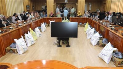 محافظ المنوفية يسلم مساعدات مالية وعينية لـ75 حالة إنسانية