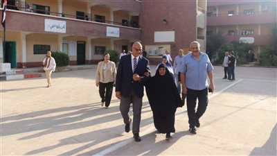 صرف مكافأة مالية لعاملة بمدرسة بنها الثانوية بنات.. صور