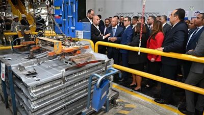 وزير الصناعة يتفقد خطوط إنتاج شركة جنرال موتورز مصر 