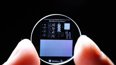 بغرض حفظ البشر من الانقراض.. علماء يخزنون الجينوم البشري على بلورة سحرية