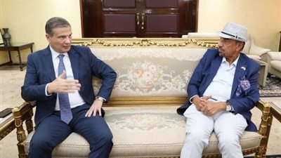 وزير الزراعة يبحث مع مجموعة 