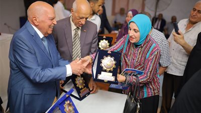 نقيب المعلمين يشهد حفل تكريم 340 من المحالين للتقاعد بميت غمر