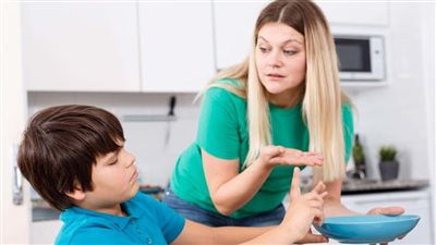 كيف تتعامل مع طفلك إذا رفض تناول بعض الأطعمة؟