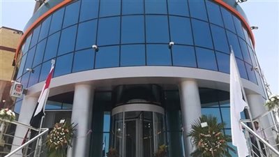 موظفة بالضرائب تهشم زجاج البنك الأهلي بشبرا 