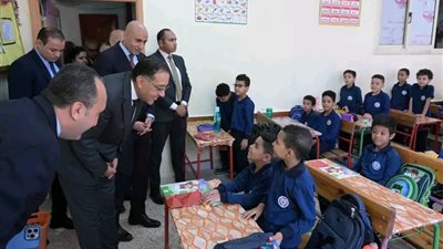 رئيس الوزراء يزور مدرسة السلام الرسمية للغات ويحاور الطلاب (صور)