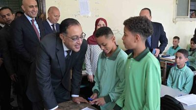 زيارة مفاجئة لرئيس الوزراء لمدرسة محمد متولى الشعراوى بإدارة السلام (صور)