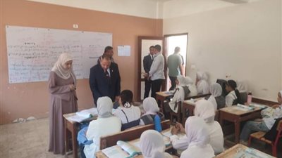 خلال جولة تفقدية.. محافظ بورسعيد يقرر إحالة مدير مدرسة و17 معلما للتحقيق 