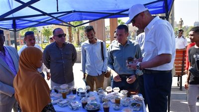 محافظ أسوان يتفقد معرض الحرف البيئية والمشغولات اليدوية والتراثية لأيادى مصر