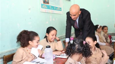 وزير التعليم يناقش الطلاب فيما تم دراسته خلال الأسبوع بمدارس كفر الشيخ